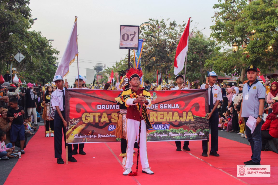 Gita Sapta Remaja memeriahkan Parade Drumband dalam rangkaian Madiun Night Carnival 2024