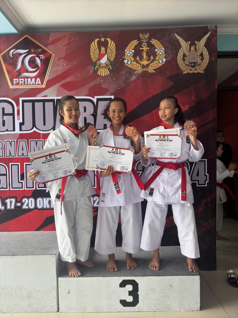 Siswi SMP Negeri 7 Madiun (Anggun, 9A) memperoleh kejuaraan dalam Karate Open Tournament Karate Piala Panglima TNI 2024 Surabaya