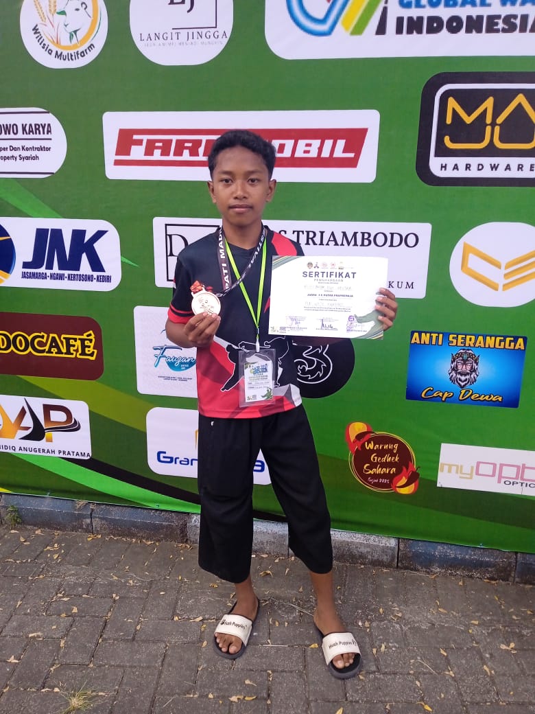Siswa SMP Negeri 7 Madiun Rizky (8F) memperoleh Prestasi pada Festival Silat Piala Bupati Madiun se-Jawa Timur tahun 2025